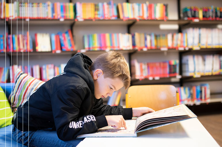 Schüler liest in der Bibliothek